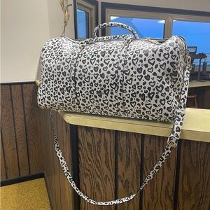 BETSEY JOHNSON LARGE BLK WHITE LEOPARD /HEARTS ZIP DUFFLE NEW